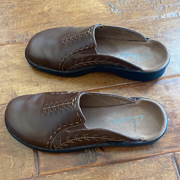 Clarks Brown Leather 7 Slip On Mules Slides Shoes Stitching Details Brazil EUC - Picture 8 of 16